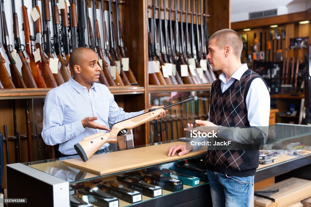 istockphoto-1337693388-1024x1024 Vendeur, gérant armurerie